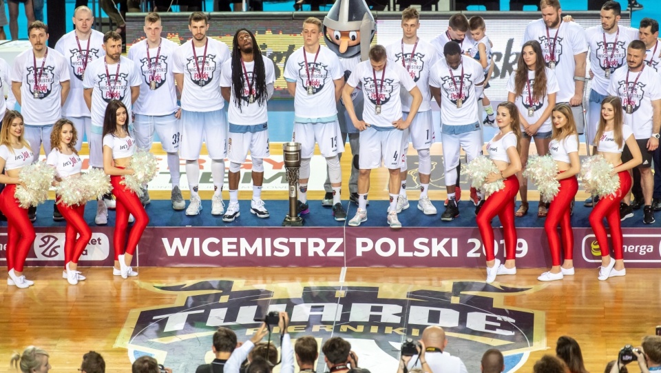 Drużyna Polskiego Cukru Toruń, wicemistrz Polski 2018/2019 w ekstraklasie koszykarzy. Fot. PAP/Tytus Żmijewski