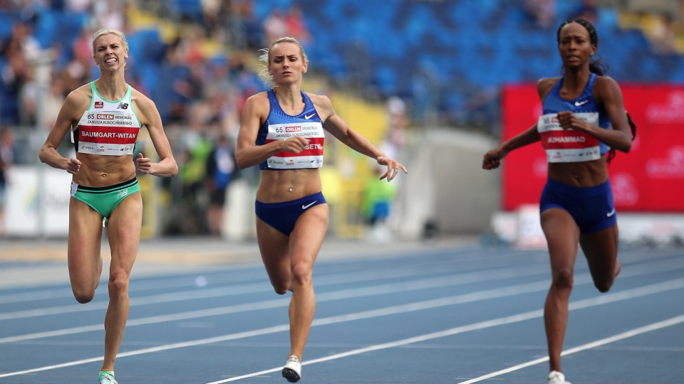 Polki Iga Baumgart-Witan (pierwsza z lewej), Justyna Święty-Ersetic (w środku) i Amerykanka Dalilah Muhammad (z prawej) w biegu na 400 m podczas lekkoatletycznego Memoriału Janusza Kusocińskiego w Chorzowie. Fot. PAP/Andrzej Grygiel