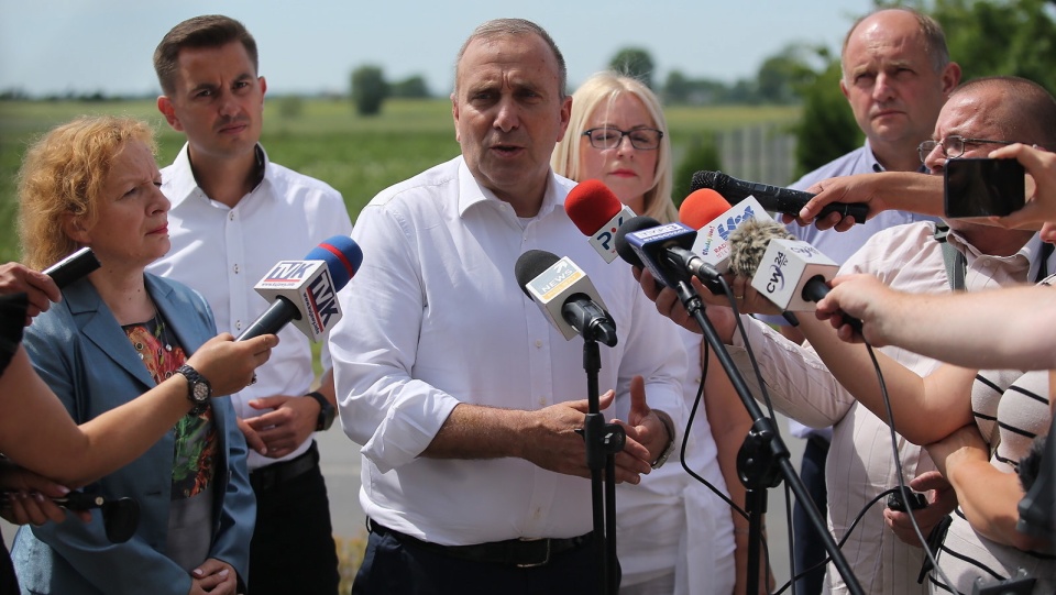 Przewodniczący PO Grzegorz Schetyna (w centrum) podczas konferencji prasowej we wsi Kruszyn. Fot. PAP/Piotr Augustyniak