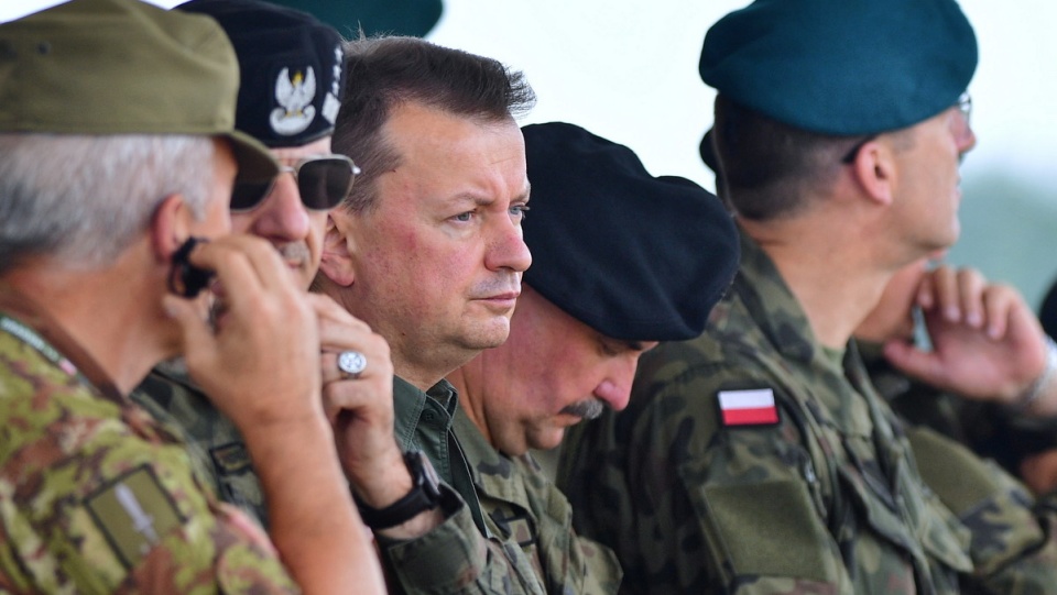 Minister obrony Mariusz Błaszczak na poligonie w Olesznie, podczas pokazu działań pododdziałów sił zbrojnych w ramach ćwiczenia DRAGON-19. Fot. PAP/Marcin Bielecki