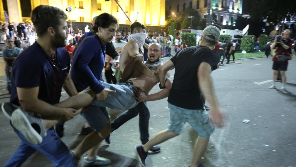 Protestujący chcą, by przewodniczący Parlamentu Irakli Kobachidze, z którego miejsca przemawiał Rosjanin, podał się do dymisji. Fot. PAP/EPA