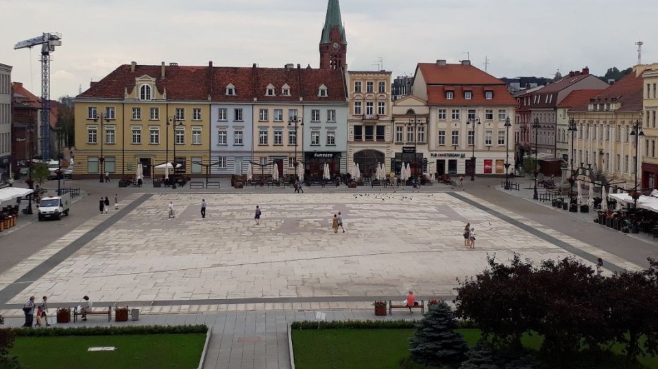 Na płytach na Starym Rynku pojawiają się dziwne plamy. Fot. Kamila Zroślak