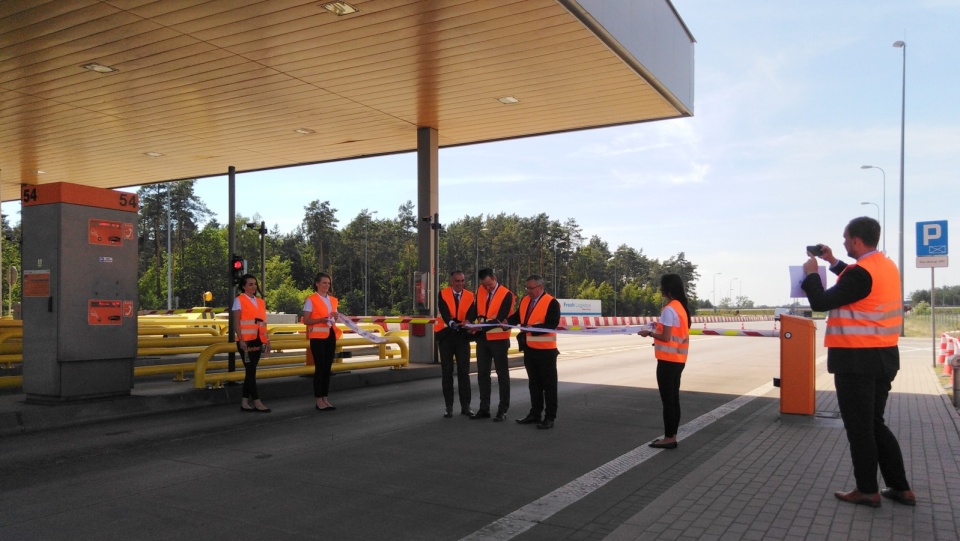 Minister infrastruktury Andrzej Adamczyk zainaugurował w Lubiczu koło Torunia funkcjonowanie automatycznego systemu płatności AmberGo. Fot. Monika Kaczyńska