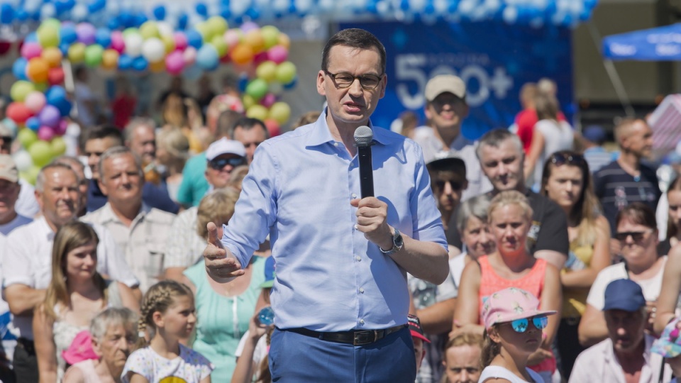 Premier Mateusz Morawiecki przemawia podczas pikniku rodzinnego w Mroczy. Fot. PAP/Andrzej Damazy