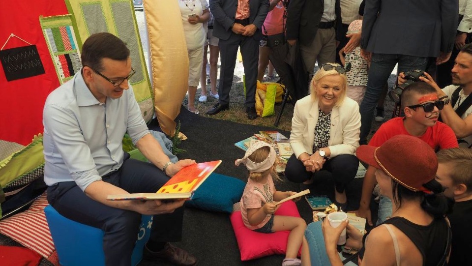 Premier Mateusz Morawiecki i minister rodziny, pracy i polityki społecznej Bożena Borys-Szopa na pikniku rodzinnym w Mroczy. Fot. Elżbieta Rupniewska