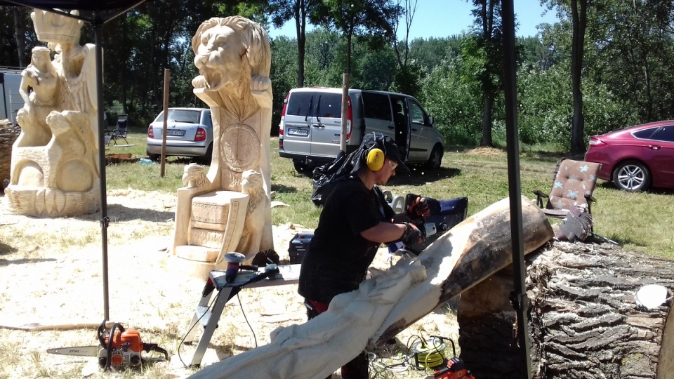 5. Międzynarodowe Mistrzostwa Polski w Rzeźbieniu w Drewnie w Łojewie./fot. Tomasz Gronet