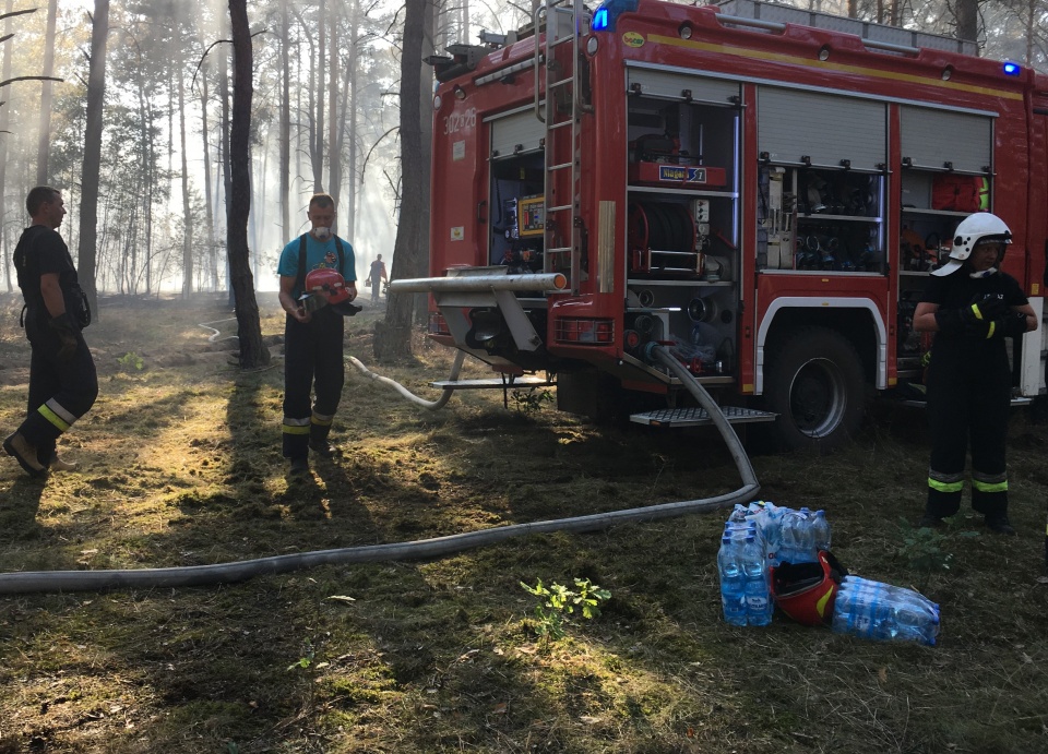 Dogaszanie pożaru w Fordonie./fot. Elżbieta Rupniewska