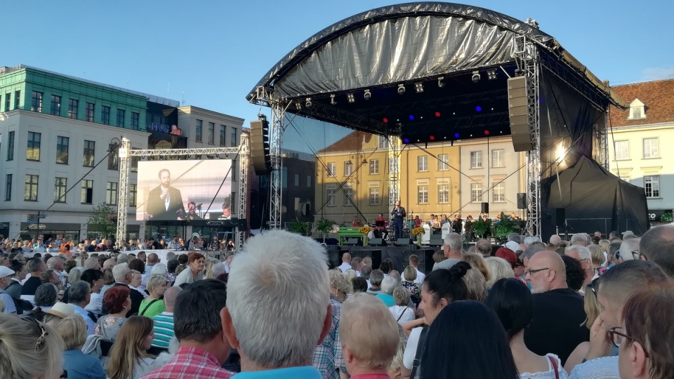 Koncert z okazji uroczystego otwarcia Starego Rynku po rewitalizacji. Wystąpili: orkiestra Zbigniewa Górnego i wokaliści - m.in. Olga Bończyk, Hanna Śleszyńska, Katarzyna Pakosińska/fot. mg