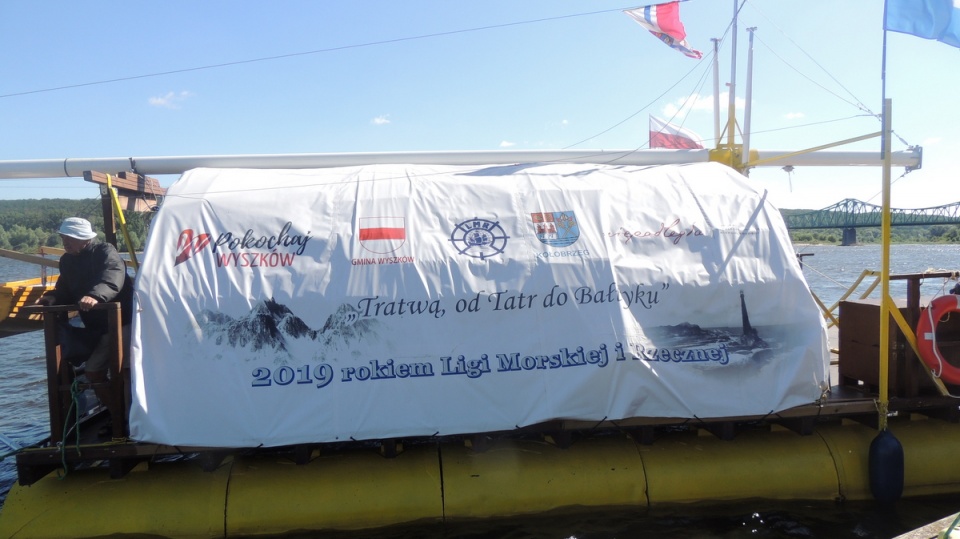 Tratwa „Pielgrzym" płynie w hołdzie dla Jana Pawła II do Kołobrzegu/fot. Marek Ledwosiński