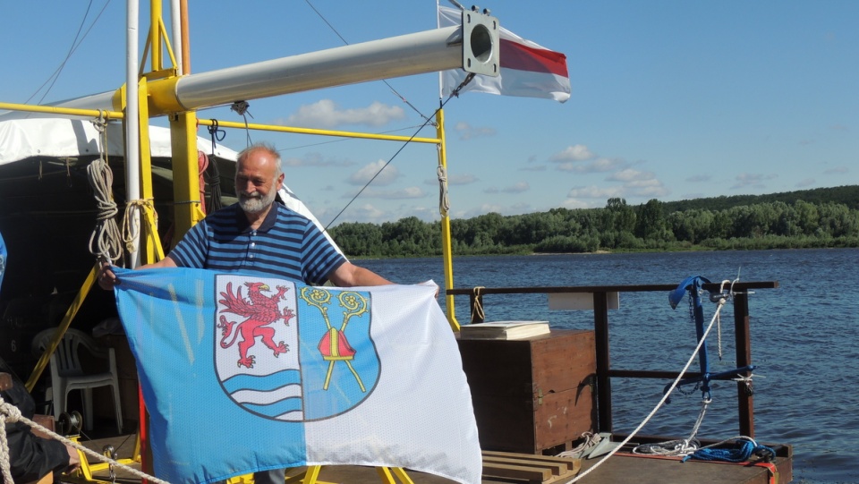 Tratwa „Pielgrzym" płynie w hołdzie dla Jana Pawła II do Kołobrzegu/fot. Marek Ledwosiński