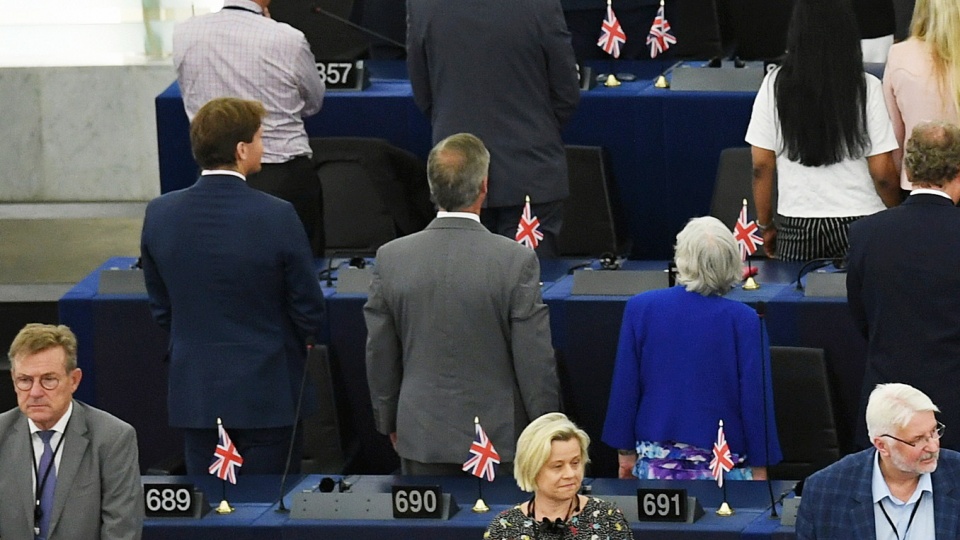 Gdy wybrzmiewał hymn Unii Europejskiej brytyjscy europosłowie z Partii Brexitu odwrócili się plecami do prezydium. Fot. PAP/ EPA/PATRICK SEEGER