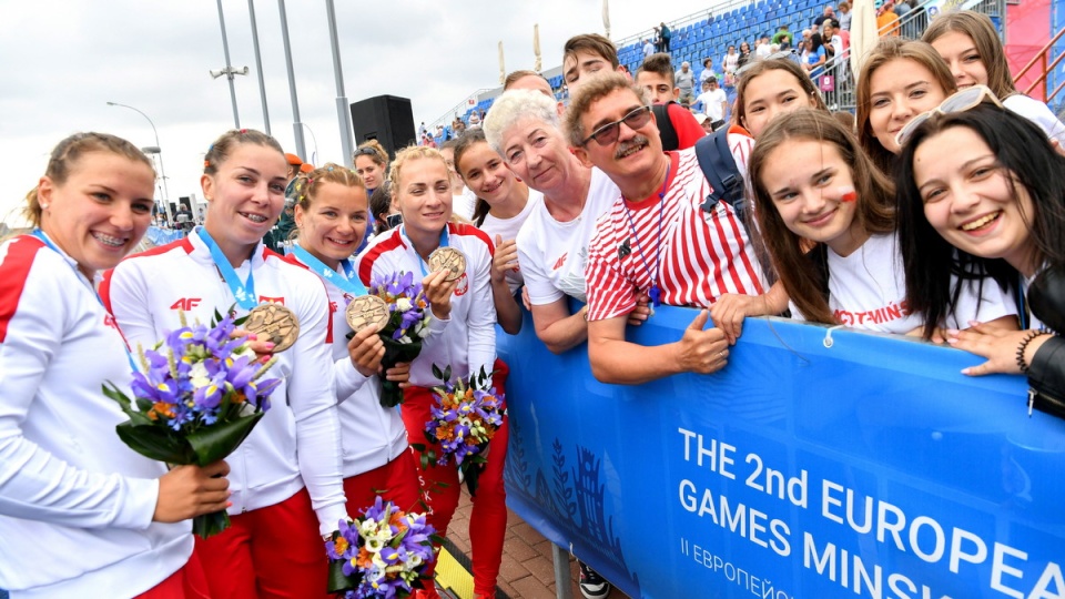 Brązowe medalistki wyścigu kajakowych czwórek na 500 metrów, reprezentantki Polski - od lewej: Helena Wiśniewska, Anna Puławska, Katarzyna Kołodziejczyk i Karolina Naja w towarzystwie naszych kibiców podczas 2. Igrzysk Europejskich na Torze Regatowym Zasław w Mińsku/Fot. Piotr Nowak, PAP