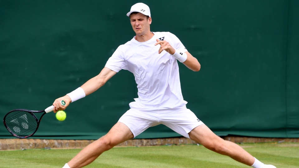 Na zdjęciu Hubert Hurkacz podczas meczu w 2. rundzie Wimbledonu 2019. Fot. PAP/EPA/FACUNDO ARRIZABALAGA