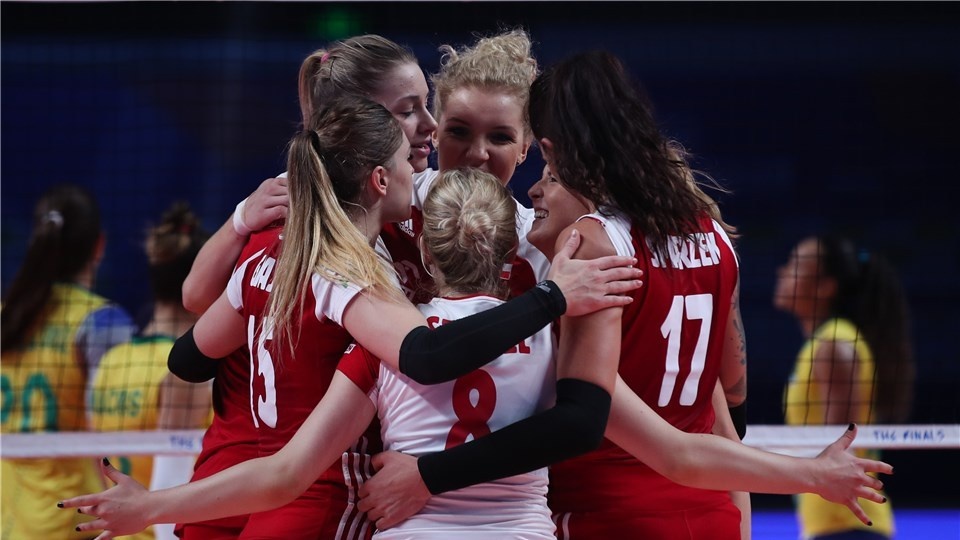 Polskie siatkarki podczas meczu z Brazylią w turnieju finałowym Ligi Narodów Kobiet 2019. Fot. materiały prasowe/volleyball.world