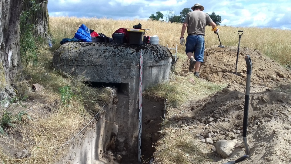 Schrony odkopują członkowie kcyńskiego Towarzystwa Historycznego i archeolog/fot. Tomasz Gronet