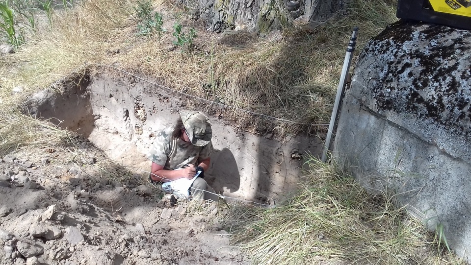 Schrony odkopują członkowie kcyńskiego Towarzystwa Historycznego i archeolog/fot. Tomasz Gronet