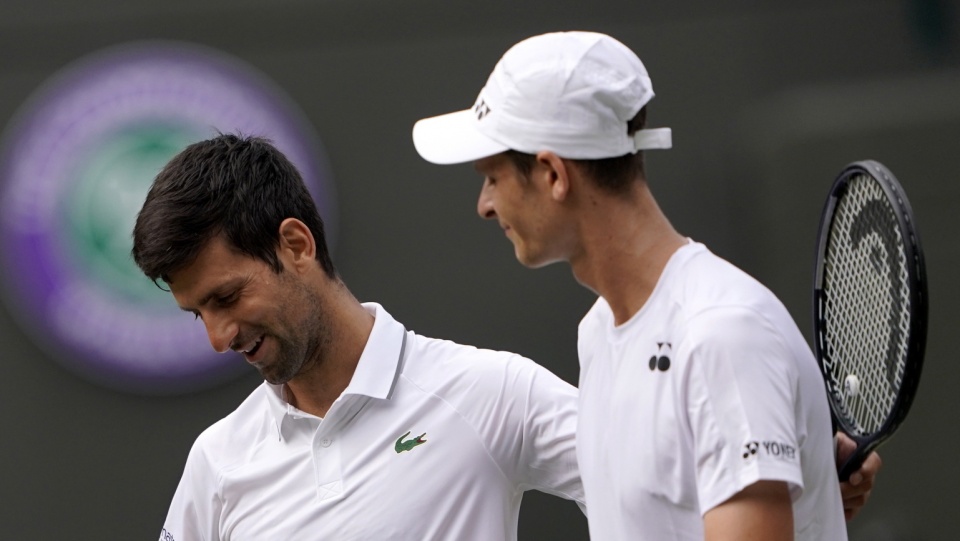 Od lewej Novak Djoković i Hubert Hurkacz dziękują sobie za mecz w 3. rundzie Wimbledonu 2019. Fot. PAP/EPA/NIC BOTHMA