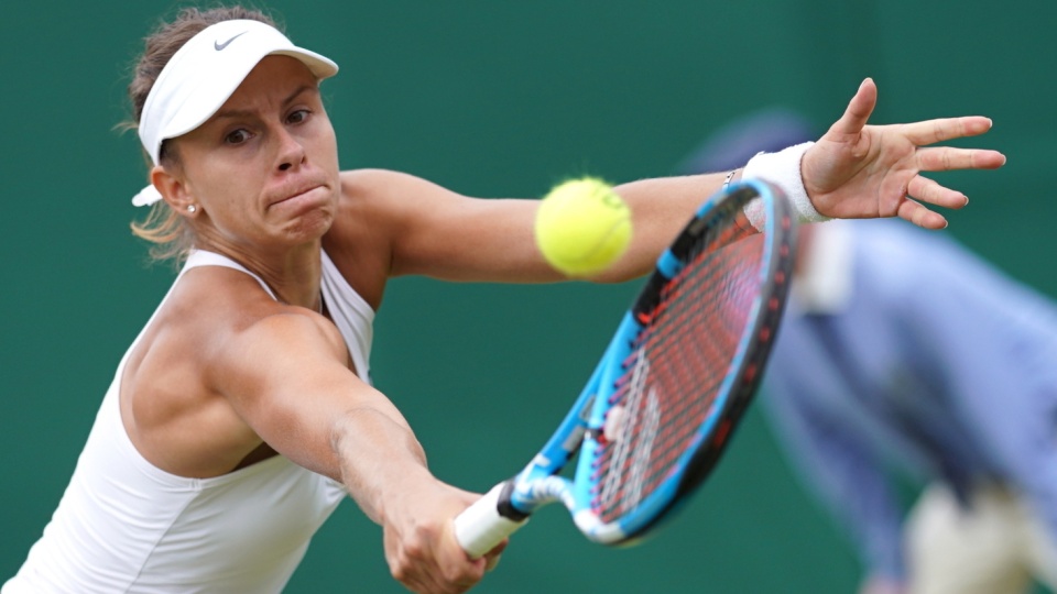 Na zdjęciu Magda Linette podczas meczu 3. rundy Wimbledonu 2019 z Czeszką Petrą Kvitovą. Fot. PAP/ EPA/NIC BOTHMA