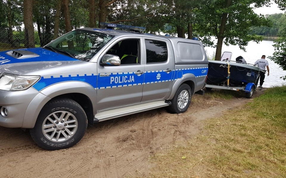 Policjanci patrolują jeziora w motorówkach/fot. materiały policji