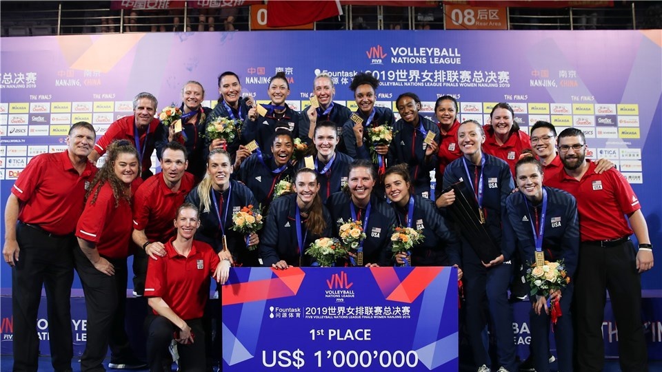 Drużyna USA po raz drugi z rzędu cieszy się z triumfu w Lidze Narodów siatkarek. Fot. materiały prasowe/volleyball.world