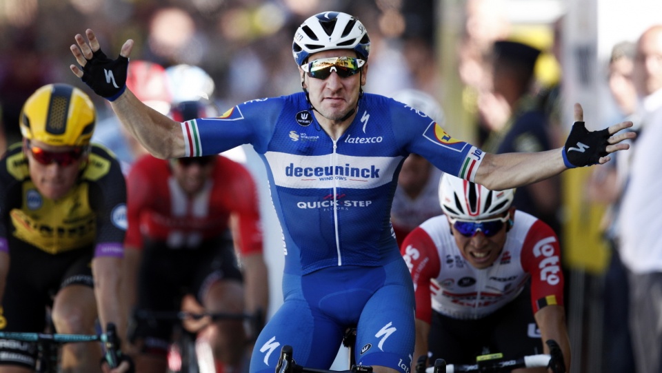 Elia Viviani (na zdjęciu) cieszy się ze zwycięstwa na 4. etapie Tour de France 2019. Fot. PAP/EPA/YOAN VALAT