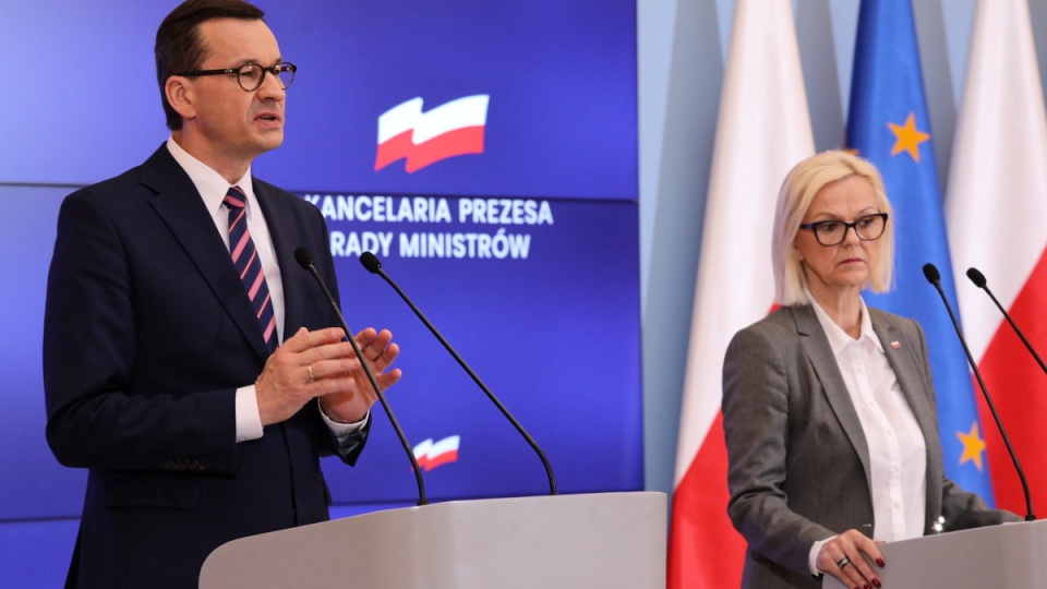 Premier Mateusz Morawiecki i minister rodziny, pracy i polityki społecznej Bożena Borys-Szopa podczas konferencji prasowej po posiedzeniu rządu/fot. Tomasz Gzell, Wikipedia