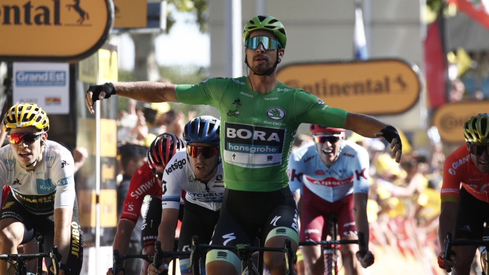 Na pierwszym planie zdjęcia Peter Sagan cieszy się ze zwycięstwa na 5. etapie Tour de France 2019. Fot. PAP/EPA/YOAN VALAT