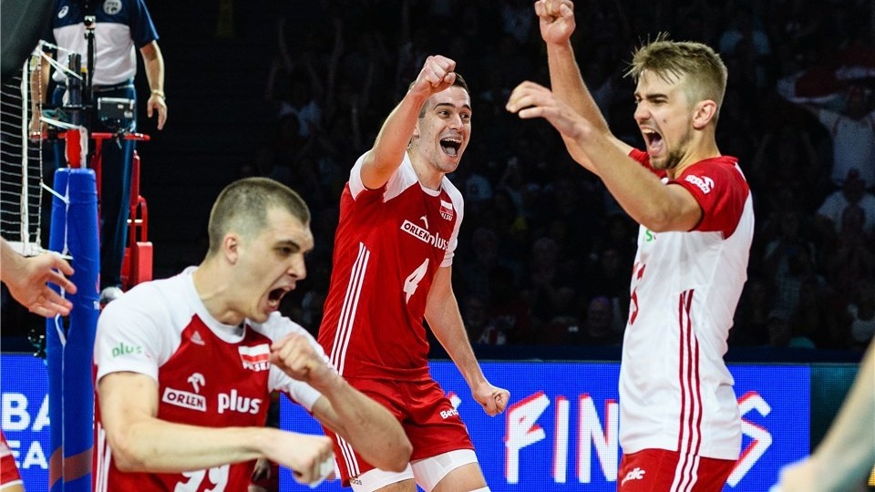 Na zdjęciu radość polskich siatkarzy po udanej akcji w meczu z Brazylią w Final Six Ligi Narodów 2019. Fot. materiały prasowe/volleyball.world