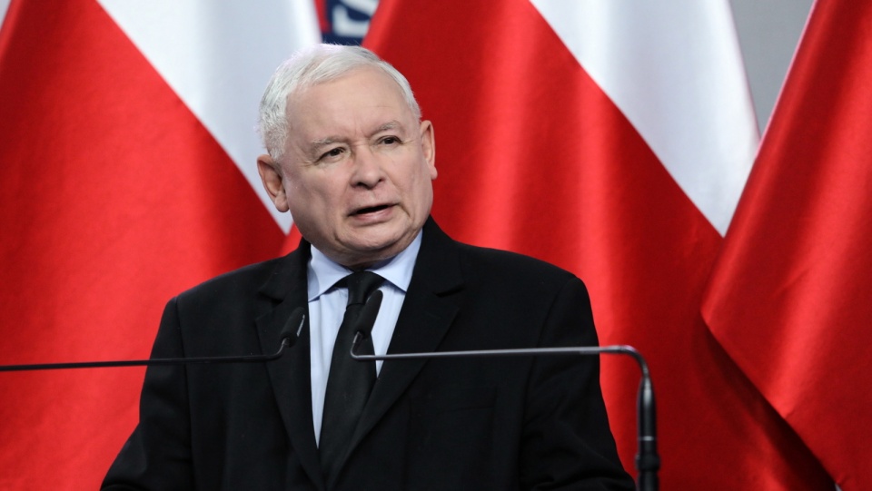 Prezes PiS Jarosław Kaczyński przedstawił jedynki wyborcze PiS podczas konferencji prasowej w siedzibie partii w Warszawie. Fot. PAP/Tomasz Gzell