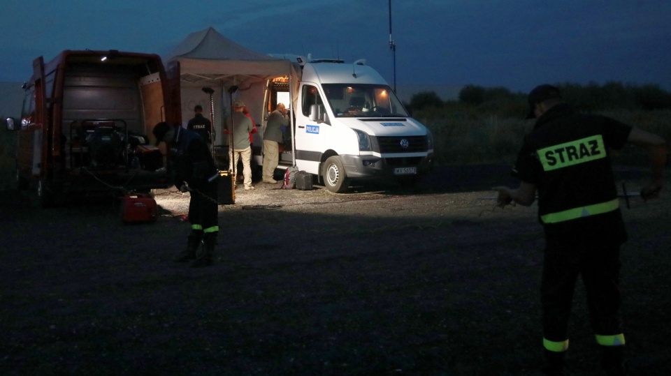 Służby podczas kolejnego dnia poszukiwań 5-letniego Dawida między Grodziskiem Mazowieckim a autostradą A2 (woj. mazowieckie). Fot. PAP/Jakub Kamiński