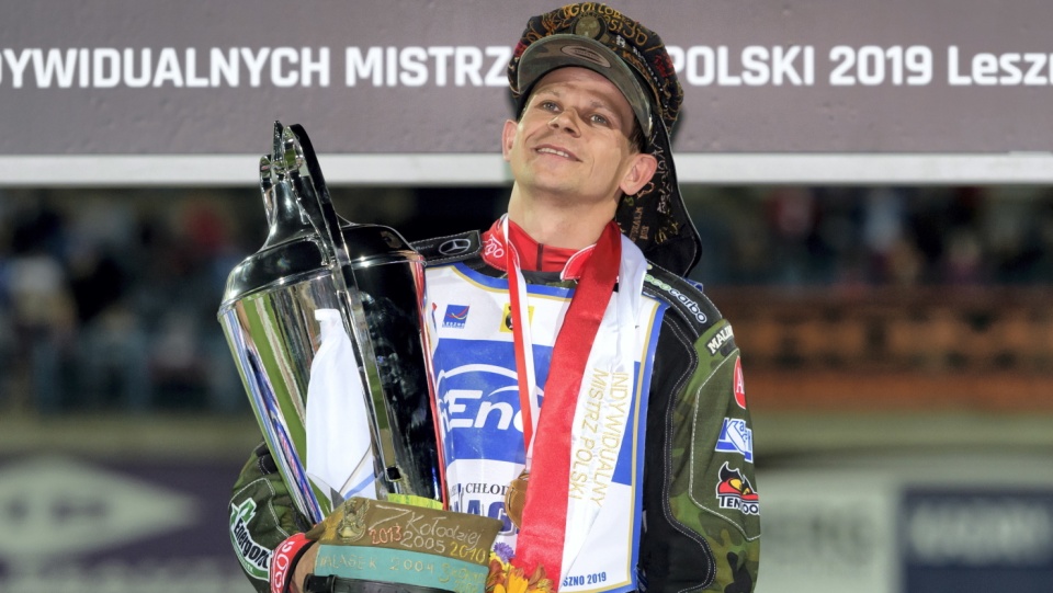 Aktualny indywidualny mistrz Polski na żużlu - Janusz Kołodziej. Zawodnik Fogo Unia Leszno po raz czwarty w karierze zdobył złoty medal. Fot. PAP/Jakub Kaczmarczyk