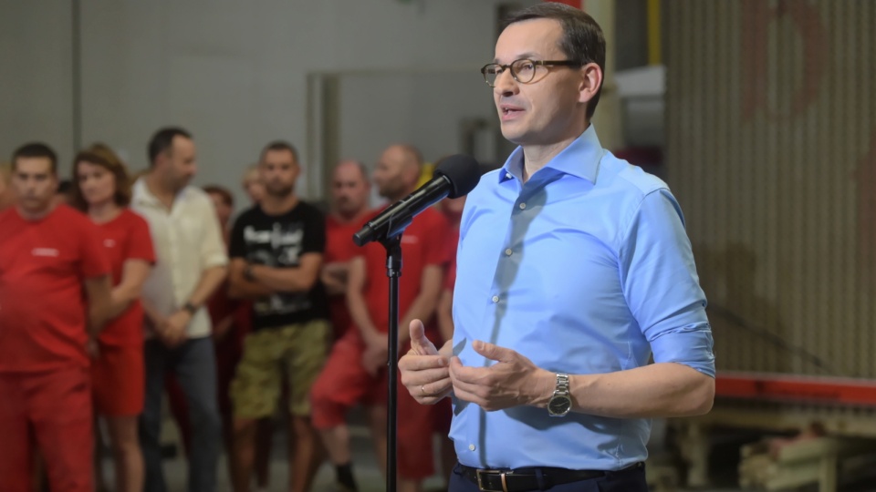 Premier Mateusz Morawiecki podczas wizyty w zakładzie produkcyjnym Ceramika Tubądzin II w Ozorkowie. Fot. PAP/Grzegorz Michałowski