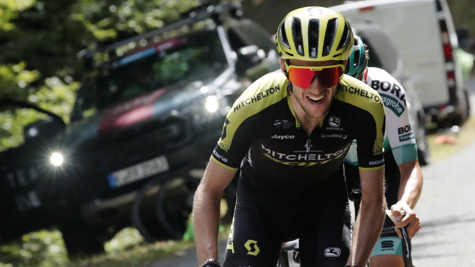 Na pierwszym planie zdjęcia Simon Yates, triumfator 12. etapu Tour de France 2019. Fot. PAP/EPA/GUILLAUME HORCAJUELO