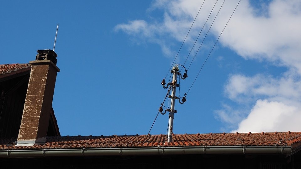 Do zdarzenia doszło podczas prac remontowych na dachu domku jednorodzinnego. Fot. Pixabay