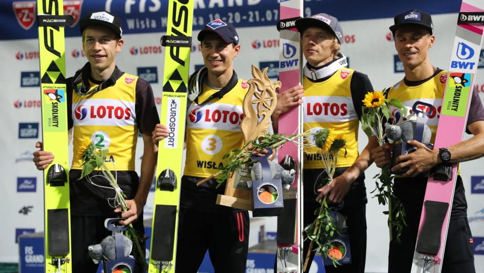 Polscy skoczkowie na podium sobotniej drużynówki w Wiśle. Od lewej Aleksander Zniszczoł, Dawid Kubacki, Kamil Stoch i Piotr Żyła. Fot. PAP/Grzegorz Momot