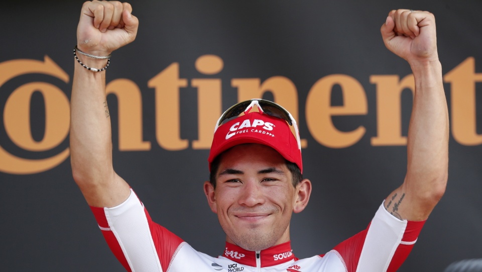 Na zdjęciu Caleb Ewan cieszy się z triumfu na trasie 16. etapu Tour de France 2019. Fot. PAP/EPA/GUILLAUME HORCAJUELO