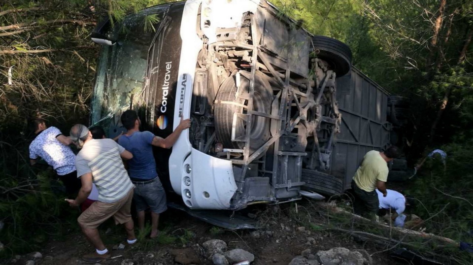 Kierowca stracił panowanie nad pojazdem i autokar stoczył się z 20-metrowej skarpy. Fot. PAP/EPA/ANADOLU AGENCY