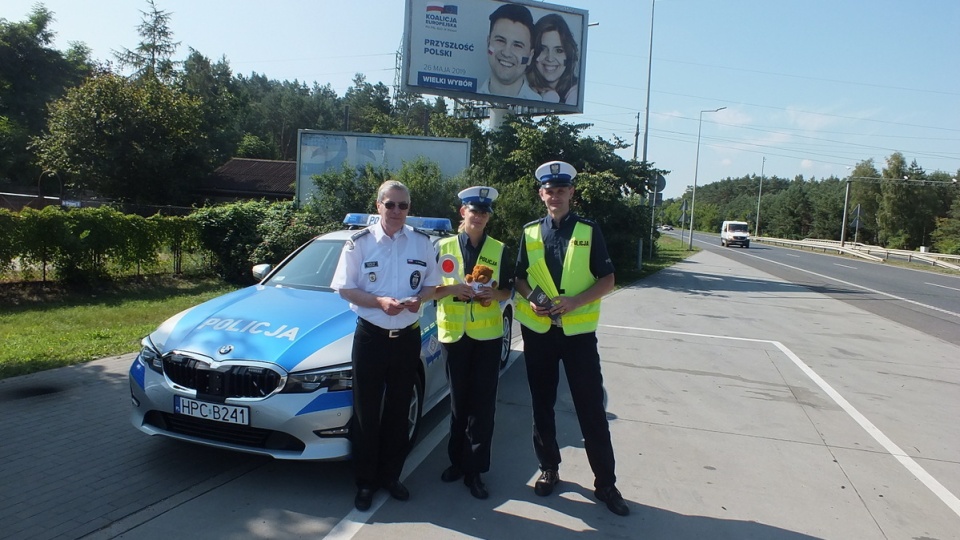 W dniu św. Krzysztofa, do patrolu dołączył kapelan wojewódzkiej policji. Funkcjonariusz mówili o kodeksie drogowym, kapłan o bożym./fot. KWP Bydgoszcz kapłan