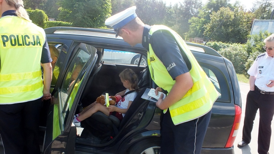 W dniu św. Krzysztofa, do patrolu dołączył kapelan wojewódzkiej policji. Funkcjonariusz mówili o kodeksie drogowym, kapłan o bożym./fot. KWP Bydgoszcz