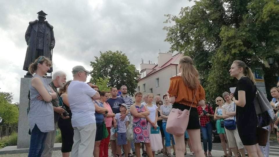 Uczestnicy poznawali nie wszystkim znaną historię Starego i Nowego Miasta. Fot. Michał Zaręba