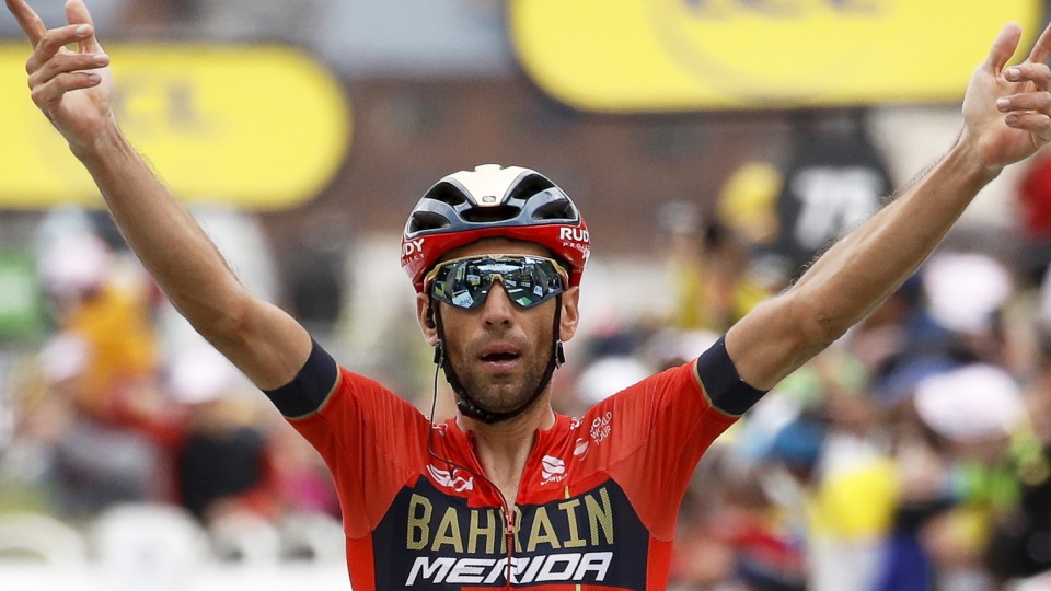 Na zdjęciu Vincenzo Nibali cieszy się z triumfu na 20. etapie Tour de France 2019. Fot. PAP/EPA/YOAN VALAT