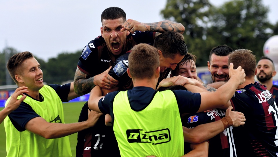 Radość piłkarzy Pogoni Szczecin po strzeleniu drugiego gola w meczu 2. kolejki ekstraklasy z Arką Gdynia, na w połowie zburzonym Stadionie Miejskim im. Floriana Krygiera w Szczecinie. Fot. PAP/Marcin Bielecki