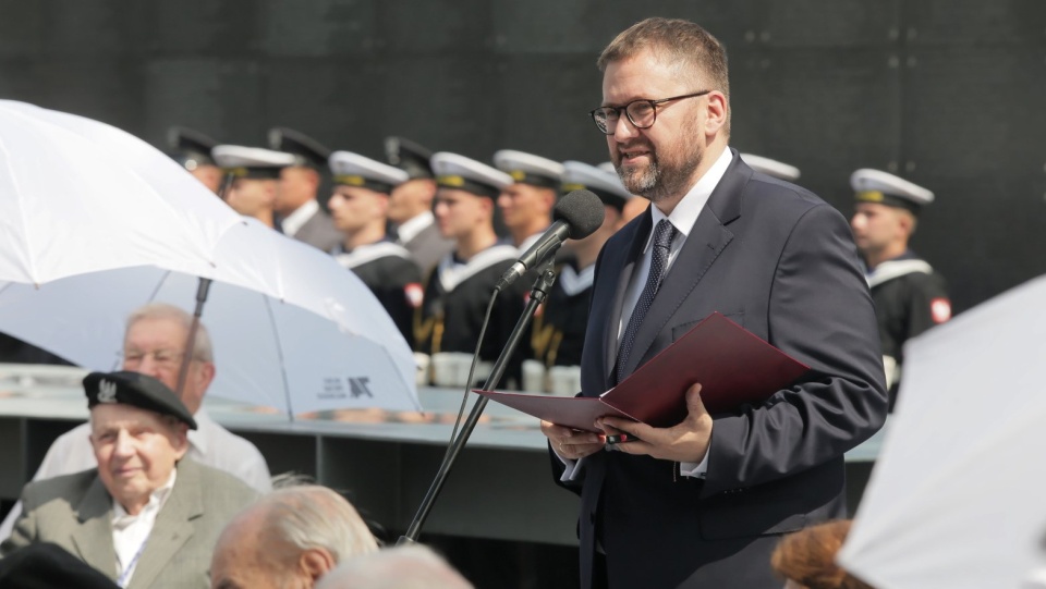 Dyrektor Muzeum Powstania Warszawskiego Jan Ołdakowski (P) przemawia podczas spotkania powstańców z prezydentem RP Andrzejem Dudą oraz prezydentem Warszawy Rafałem Trzaskowskim, które odbyło się w ramach obchodów 75. rocznicy Powstania Warszawskiego w Parku Wolności przy Muzeum Powstania Warszawskiego. Fot. PAP/Wojciech Olkuśnik