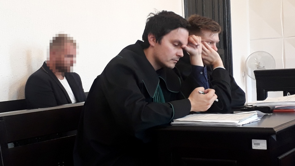 Oskarżony Rafał P. i jego pełnomocnicy podczas rozprawy. Fot. Kamila Zroślak
