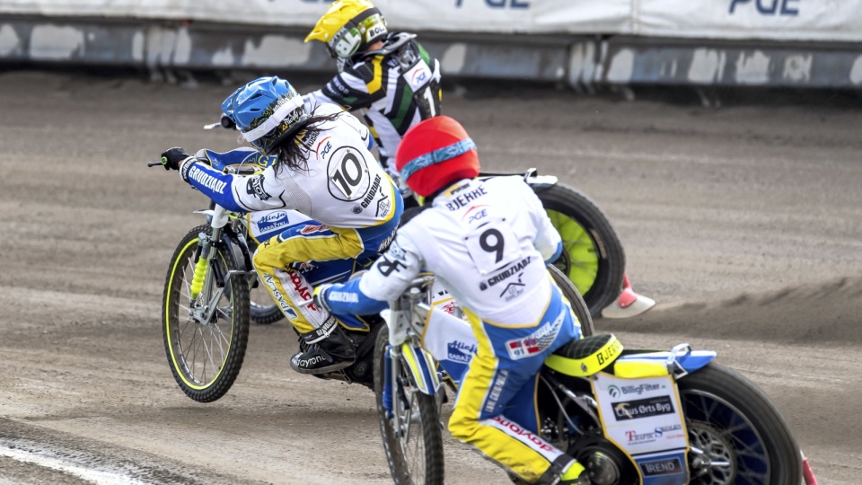 Kenneth Bjerre (kask czerwony) i Antonio Lindbaeck (niebieski) z MRGARDEN GKM Grudziądz oraz Martin Vaculik (żółty) ze Stelmetu Falubaz Zielona Góra podczas meczu żużlowej ekstraligi. PAP/Tytus Żmijewski