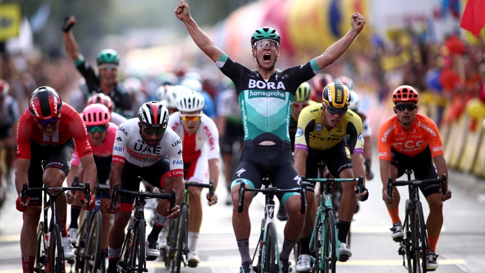 Na pierwszym planie zdjęcia Pascal Ackermann z Bory-Hansgrohe, triumfator 1. etapu Tour de Pologne 2019. Fot. PAP/Łukasz Gągulski