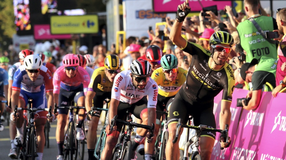 Na pierwszym planie Słoweniec Słoweniec Luka Mezgec z ekipy Mitchelton-Scott na finiszu 2. etapu 76. Tour de Pologne UCI World Tour, z Tarnowskich Gór do Katowic. Fot. PAP/Andrzej Grygiel