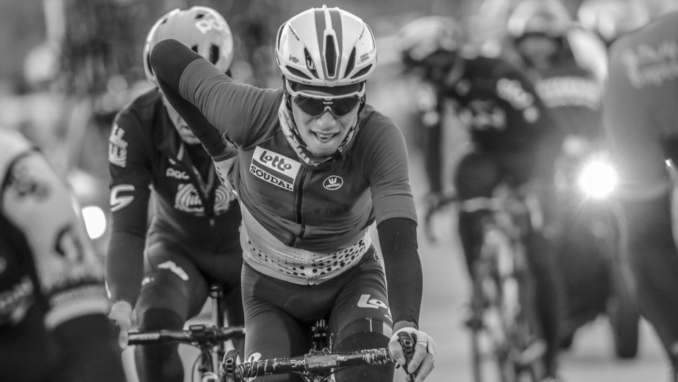 Na pierwszym planie zdjęcia Bjorg Lambrecht, który zginął na 3. etapie Tour de Pologne 2019. Fot. PAP/EPA/JULIEN WARNAND