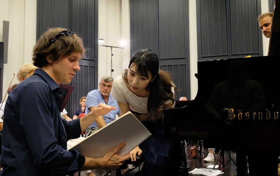 Rafał Blechacz podczas pracy z jedną z kursantek Paderewski Piano Academy/fot. materiały organizatorów, Facebook