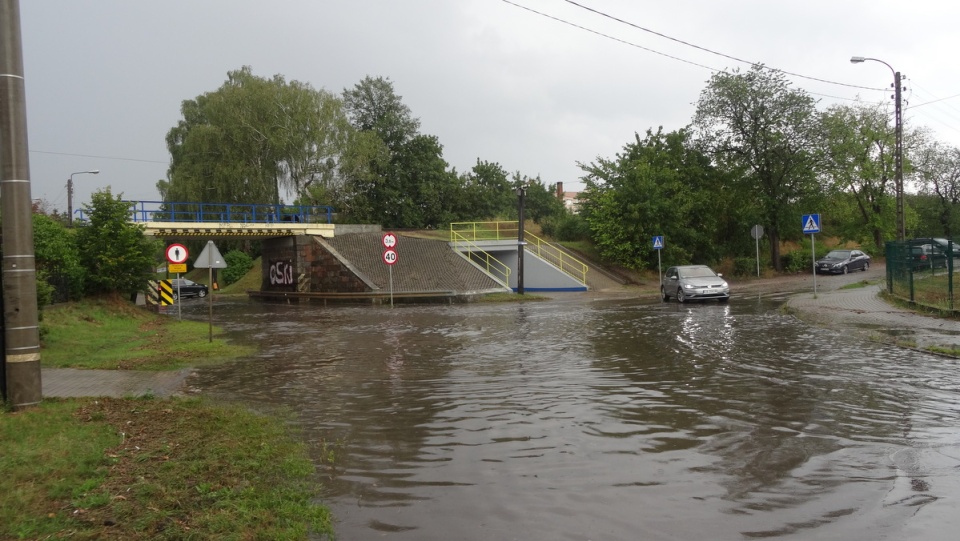 Piątkowa (16.08.) ulewa spowodowała wodny zator pod wiaduktem w Koronowie./fot. Rafał Wąsowicz